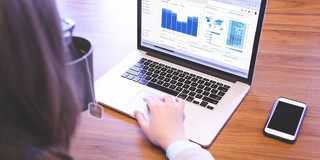 Schmuckbild / eine Person tippt etwas auf den Laptop