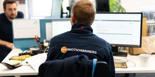 Mitarbeiter von MotionMiners sitzen am Computer