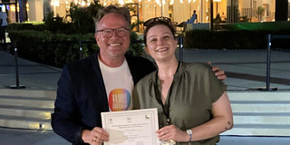 Jan vom Brocke übergibt den Best Student-Authored Paper Award an Pauline Speckmann