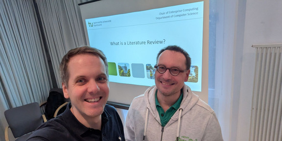 auf dem Bild sind zu sehen: v. l. Prof. Ralf Plattfaut und Prof. Christian Janiesch
